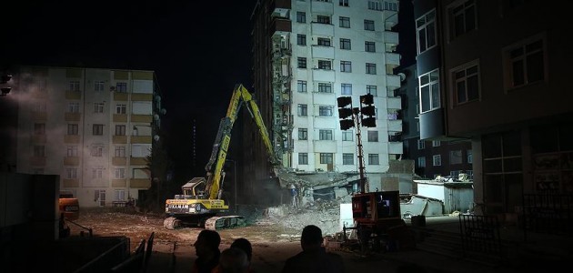 Kartal’da riskli binalardan ilkinin yıkımına başlandı