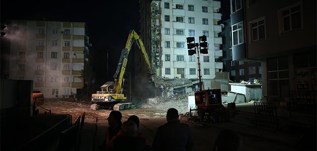 Kartal’da riskli binanın yıkımı sürüyor
