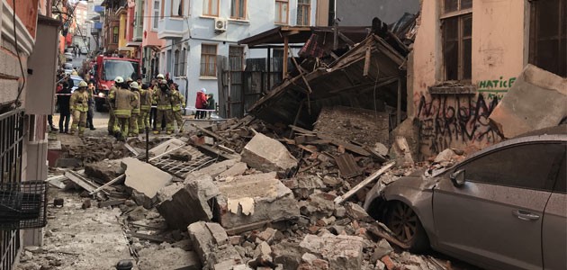 Fatih’te 3 katlı bina çöktü