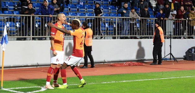 Galatasaray’ı Feghouli sırtladı