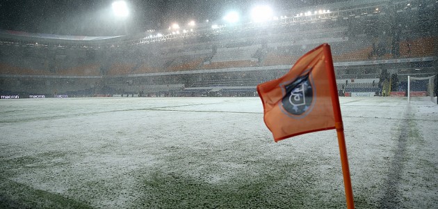 Medipol Başakşehir-Bursaspor maçı olumsuz hava koşulları nedeniyle tatil edildi