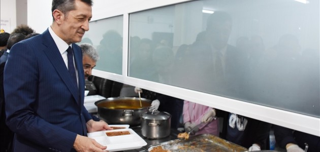Milli Eğitim Bakanı Selçuk, öğrencilerle sıraya girerek yemek aldı