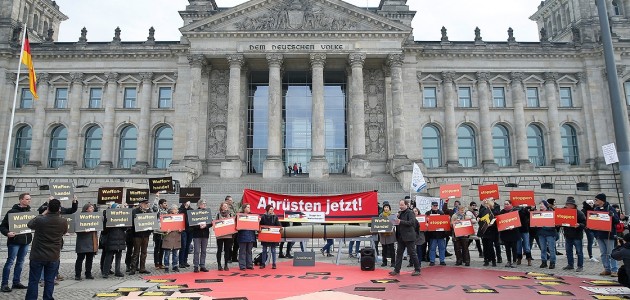 Alman hükümetinin silah ihracat politikası protesto edildi