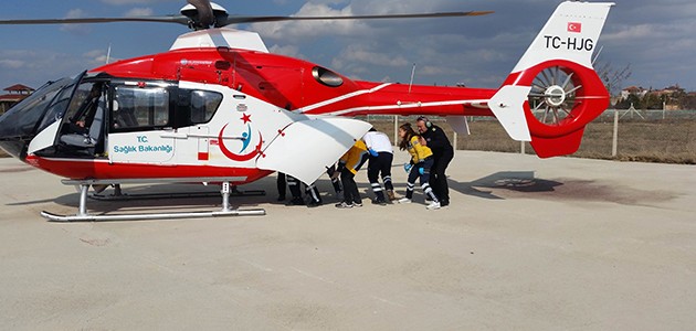 Kalp krizi geçiren yaşlı adam ambulans helikopterle hastaneye götürüldü