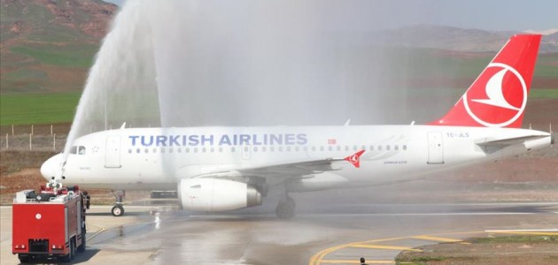 Siirt Havalimanı’na inen THY uçağı su takıyla karşılandı
