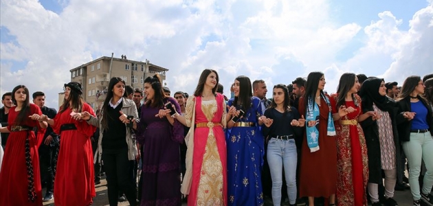 AK Partililer Şırnak’taki zaferi halaylarla kutluyor