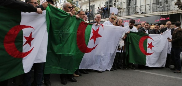 Cezayir’de ordudan Buteflika’ya görevi derhal bırakması çağrısı