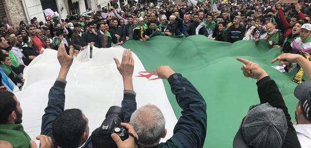Buteflika’nın istifasından sonra Cezayirliler ’Hepsi gitmeli’ sloganıyla sokakta