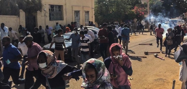 Sudanlı göstericiler ordu karargahına girdi