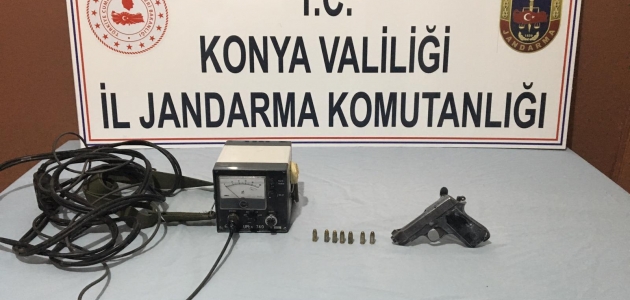 Konya’da bir evde ruhsatsız silah ve define arama dedektörü ele geçirildi