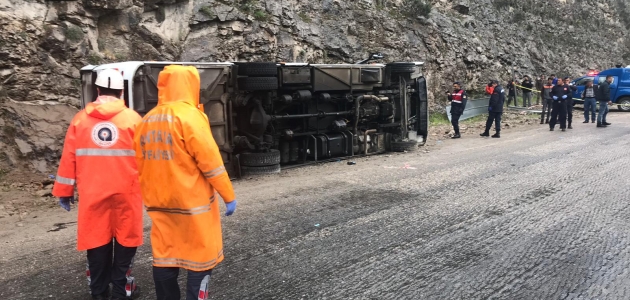 Antalya’da yolcu midibüsü devrildi: 3 ölü