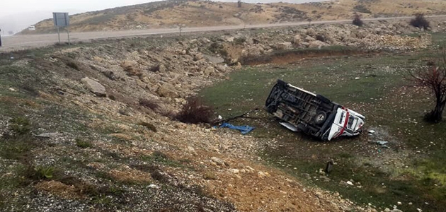 Sarıveliler-Konya yolunda ambulans devrildi: 3 yaralı