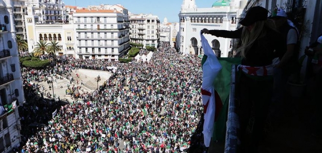 Cezayir’de protestoların 10’uncu haftasında yüz binler sokakta