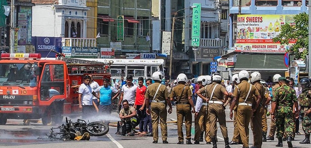 Sri Lanka’da polis bir eve baskın düzenledi: 6’sı çocuk 15 ölü