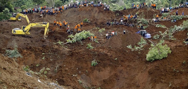 Endonezya’da sel ve toprak kayması: 12 ölü