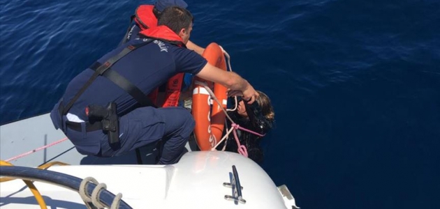 Düzensiz göçmenleri taşıyan tekne battı: 9 ölü