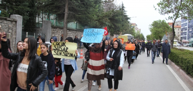 Beyşehir’de kadınlar çocuk istismarını protesto etti