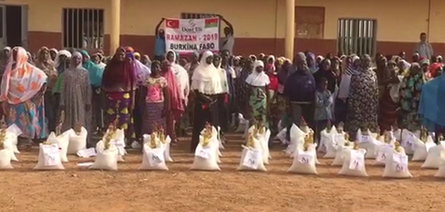 Dost Eli Derneği Burkina Faso’ya “Ramazan Bereketi“ taşıdı