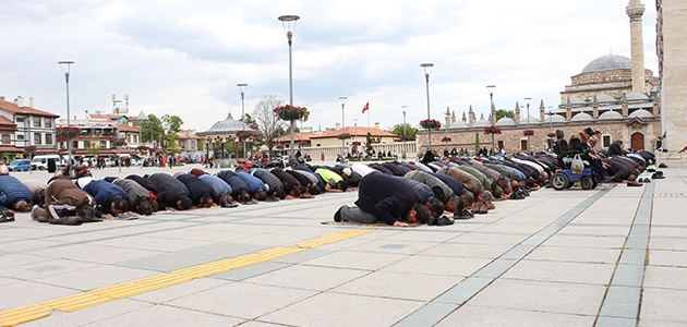 Konya’da Ramazan’ın ilk cuma namazında camiler doldu taştı