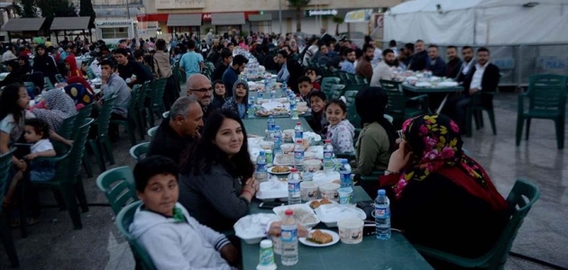 Kilis’te 5 bin 500 Türk ve Suriyeli birlikte iftar açtı