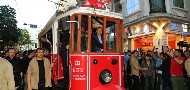 Cumhurbaşkanı Erdoğan Beyoğlu’nda nostaljik tramvaya bindi