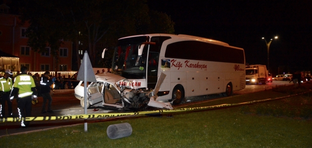 Kırşehir’de otomobille otobüs çarpıştı: 3 ölü