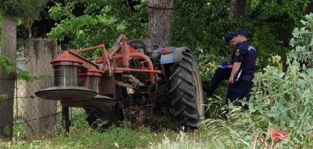 Traktörle ağaç arasında sıkışan çiftçi öldü