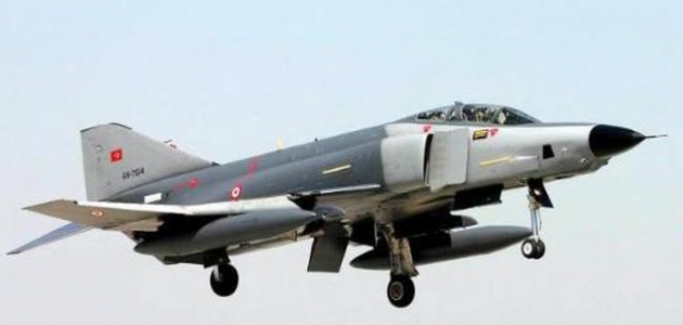 Malatya’da F-4 uçağı iniş sırasında arızalandı