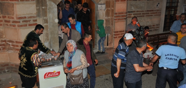 Akşehir Belediyesi Kadir Gecesinde ikramlarda bulundu