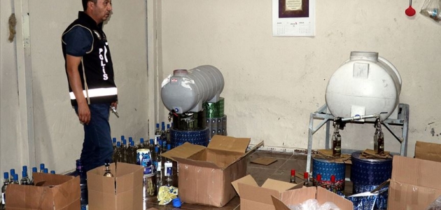 İzmir’de günde bin litre sahte içkinin piyasaya sürüldüğü depoya operasyon