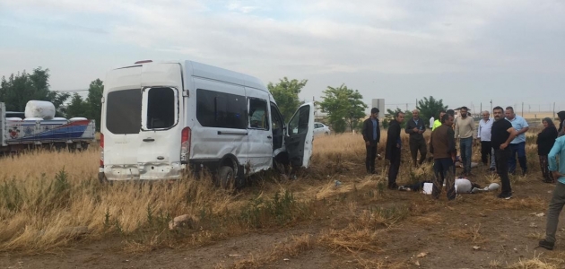 Aksaray-Konya yolunda minibüs devrildi: 1 ölü, 2 yaralı