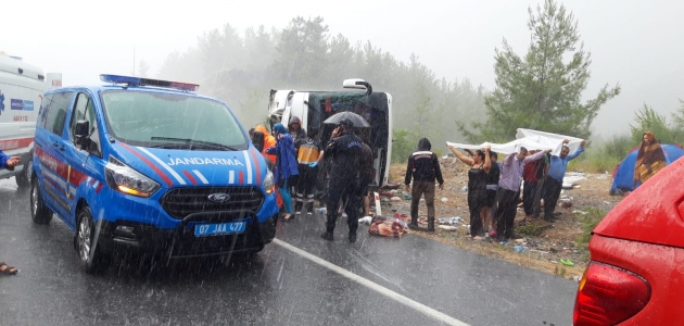 Konya-Antalya yolunda yolcu otobüsü devrildi: 2 ölü, 25 yaralı