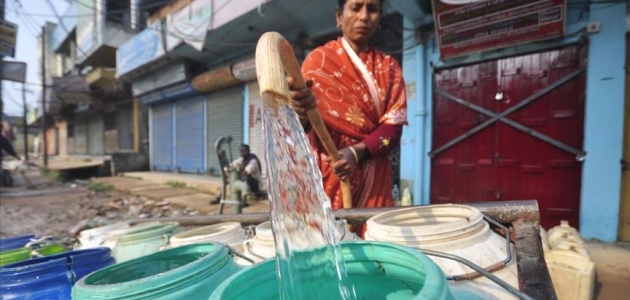 Hindistan’da yaklaşık 5 milyon kişi içme suyu sıkıntısı çekiyor