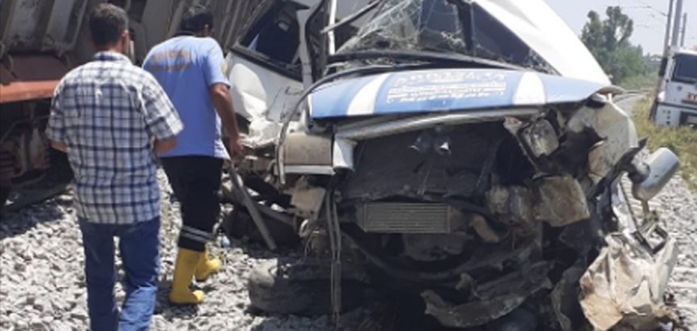 Mersin’de yük treni servis minibüsüne çarptı: 1 ölü, 8 yaralı