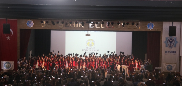 Beyşehir Ali Akkanat İşletme Fakültesi’nde mezuniyet coşkusu