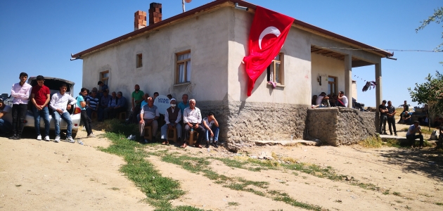 Şehidimizin Aksaray’daki baba evine Türk bayrağı asıldı