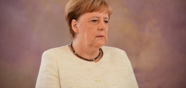 Almanya Başbakanı Merkel ikinci kez titreme nöbeti geçirdi