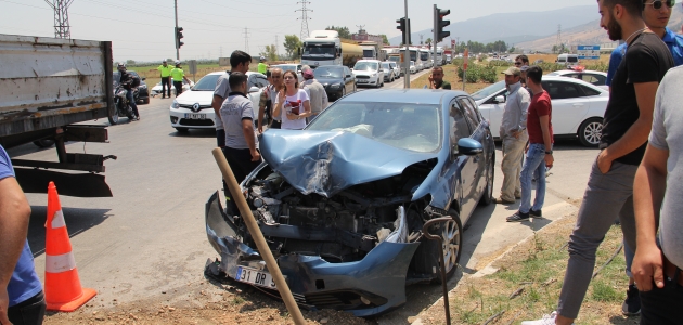 Hatay’da işçi servisi ile otomobil çarpıştı: 6 yaralı