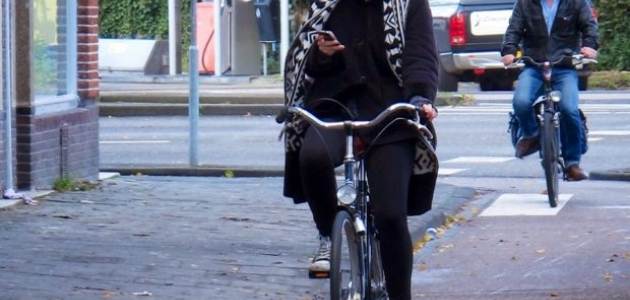 Hollanda’da bisiklet sürücülerinin cep telefonu kullanımı yasaklandı