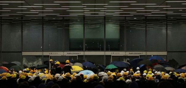 Hong Kong’ta protestocular meclisi bastı