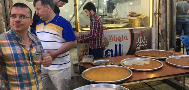 Suriyeli tatlıcının duygulandıran görüntüleri sosyal medyada ilgi çekti