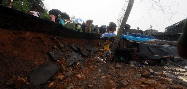 Hindistan’da şiddetli yağışın etkisiyle çöken duvarlar 27 can aldı
