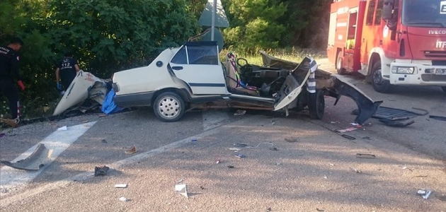 Antalya’da yolcu otobüsüyle otomobil çarpıştı: 2 ölü, 3 yaralı