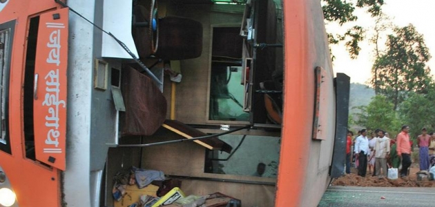 Hindistan’da otobüs kanala düştü: 29 ölü, 18 yaralı