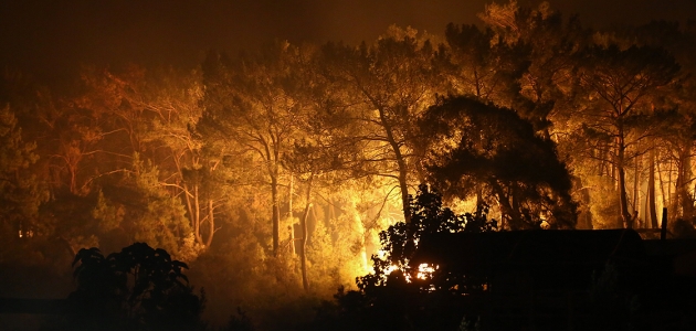 Muğla’daki orman yangınında alevler Göcek’e ulaştı