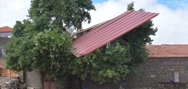 Çanakkale’de fırtına çatıları uçurdu, direkleri devirdi
