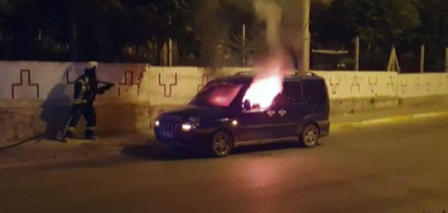 Karaman’da park halindeki hafif ticari araç yandı