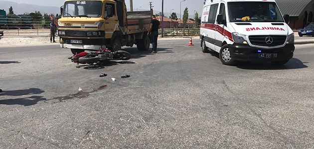 Kamyonetle motosiklet çarpıştı: 2 yaralı