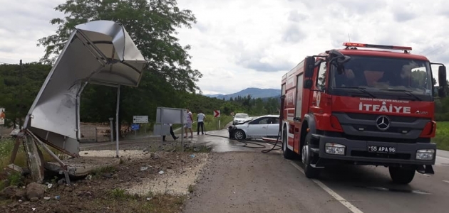 Samsun’da otomobil otobüs durağına çarptı: 5 yaralı