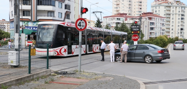 Samsun’da tramvay otomobile çarptı
